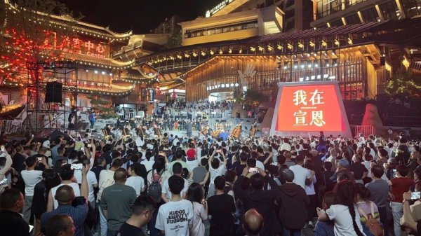 鼎合网配资 酒店全满房，游客电话求助文旅局，最后住进局长家！